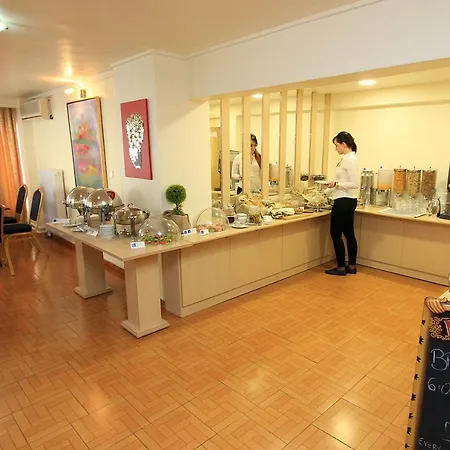 Triton Hotel Pireus