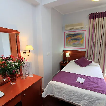 Triton Hotel Pireus